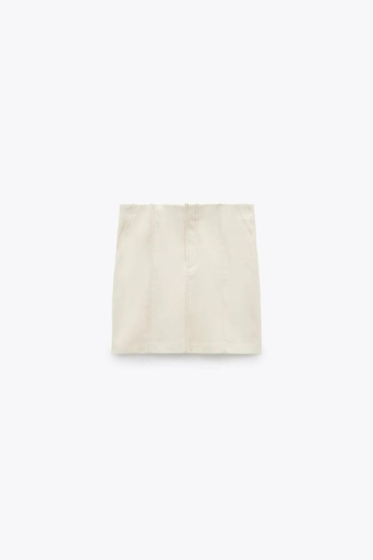 Falda mini efecto piel en blanco, de Zara