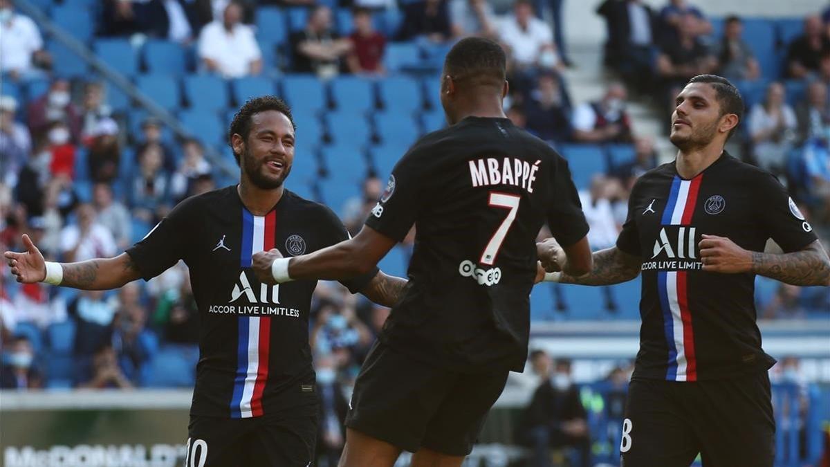 Neymar, Mbappé e Icardi celebran uno de los goles al Le Havre.