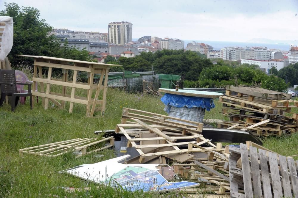 Los barrios del Agra do Orzan y Os Mariñeiros ultiman los detalles para la celebración de este San Juan 2016 en A Coruña. El Concello recibe 500 peticiones de hogueras, más del doble que el año pasado.