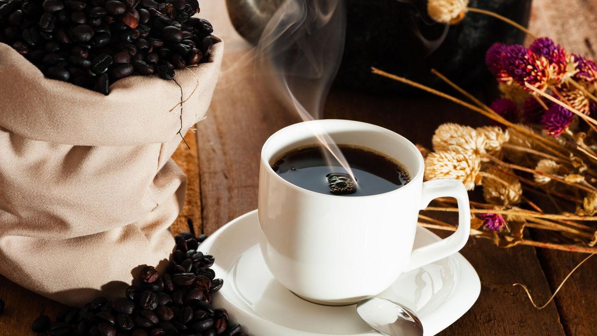 Taza de café caliente.