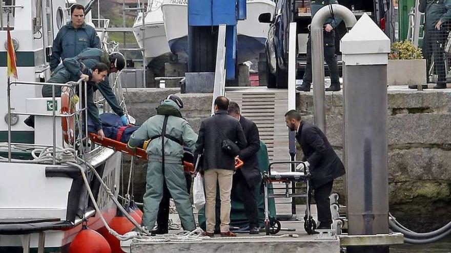 Un momento del desembarco del cadáver en el puerto deportivo baionés. // Marta G. Brea