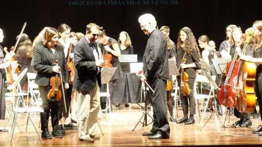 El regidor, sobre el escenario, con el director y los integrantes de la Orquesta Kv2211. // FdV