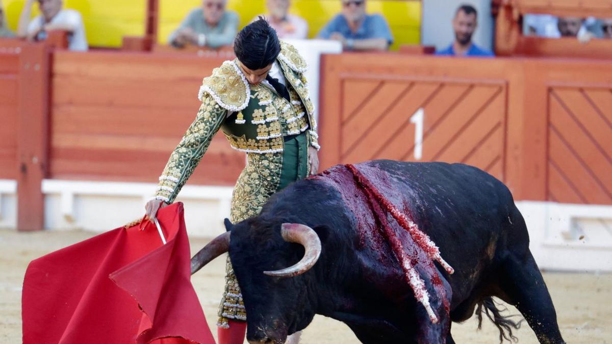 Pablo Aguado templando al tercero en un derechazo a media altura. | DAVID REVENGA