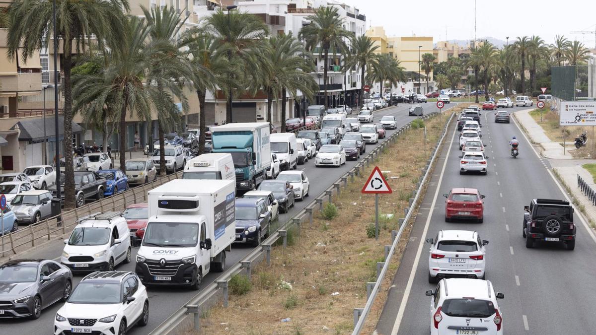 Vehículos circulando por el primer cinturón de ronda. | VICENT MARÍ