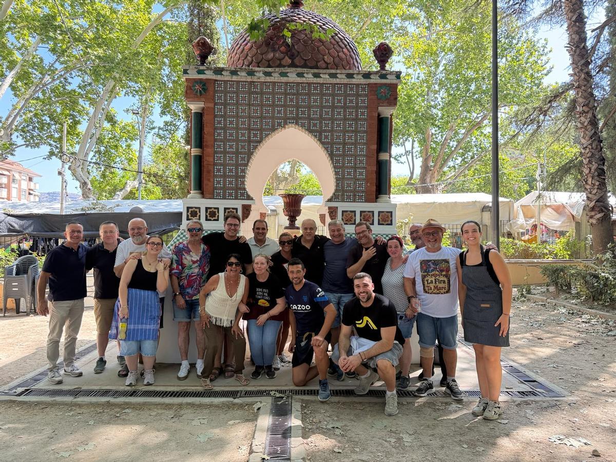 Representantes de la Falla Plaza del Pilar de València y falleros de Xàtiva, durante el tradicional almuerzo celebrado con motivo de la Fira d’Agost