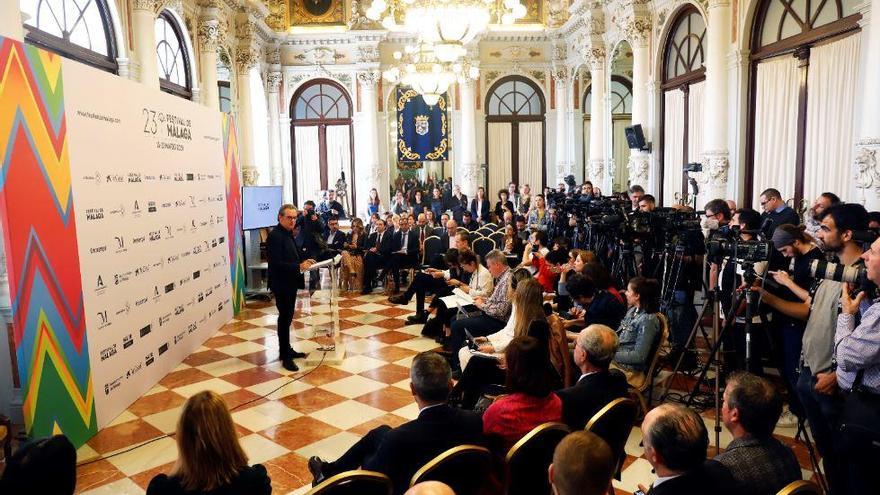 Vigar, dando cuenta de los contenidos del Festival en el Salón de los Espejos del Ayuntamiento