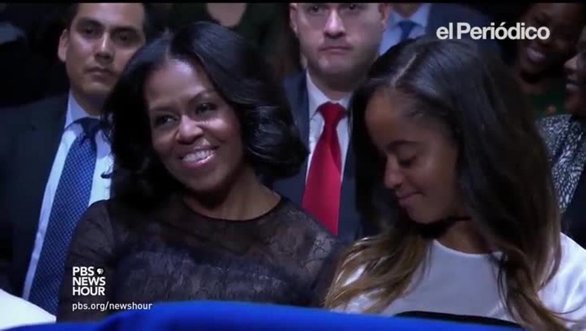 Obama lloa a la seva dona Michelle en el seu discurs de comiat.