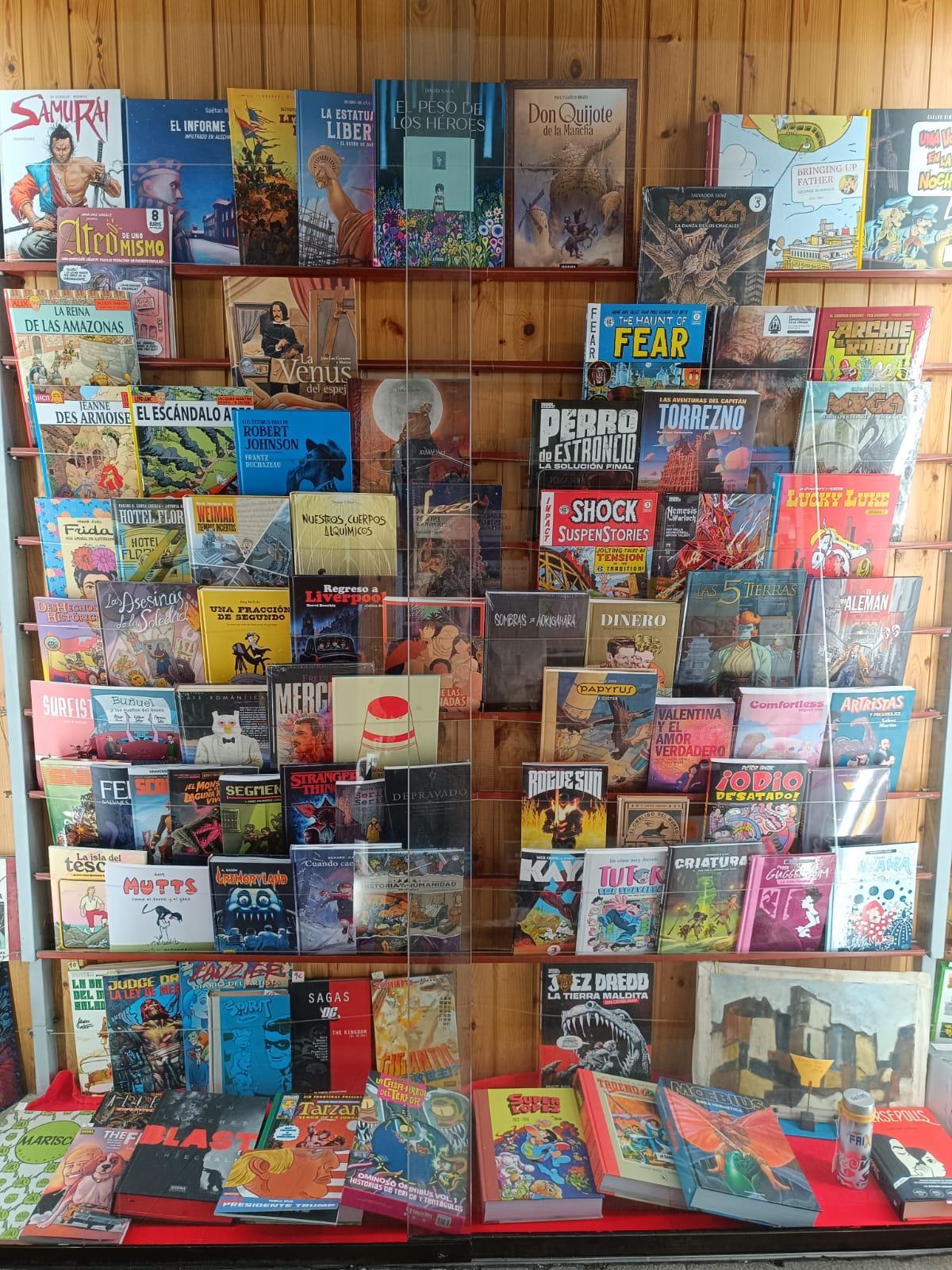 Los cómics del escaparate de Libros Ártico