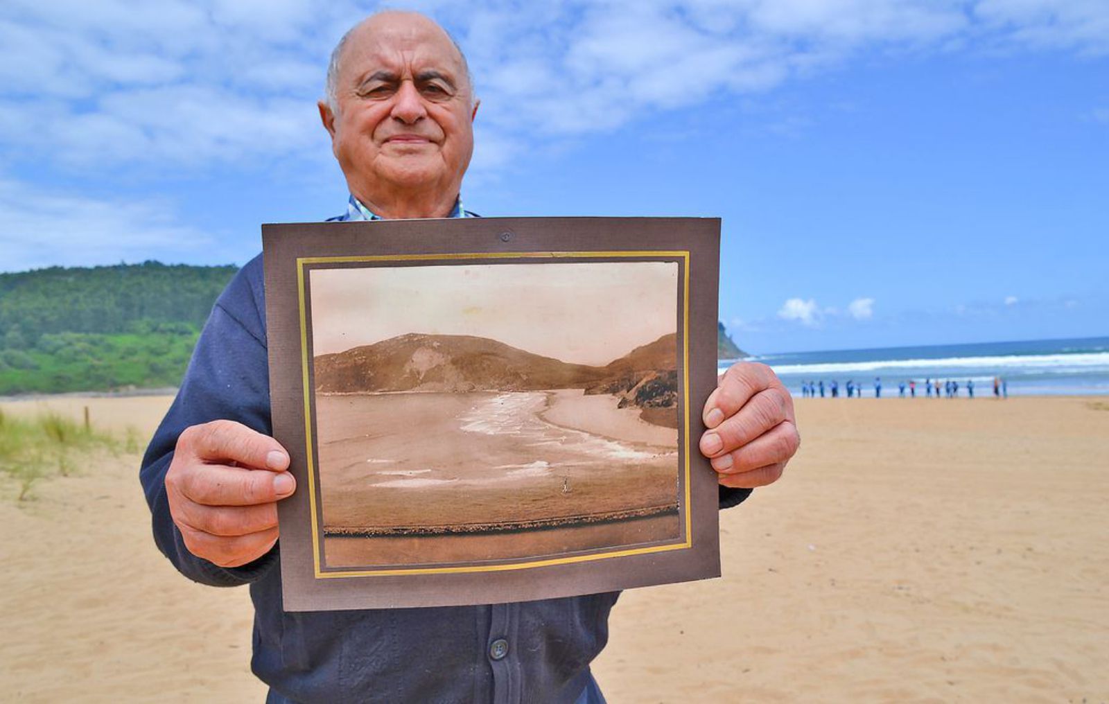 Juan Cordera muestra una foto antigua de la playa. | Ana Paz Paredes 