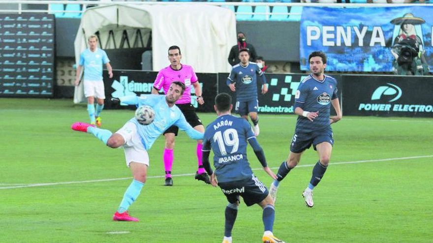 Javi Pérez, en el momento del remate del tercer gol local. |  // JUAN A. RIERA