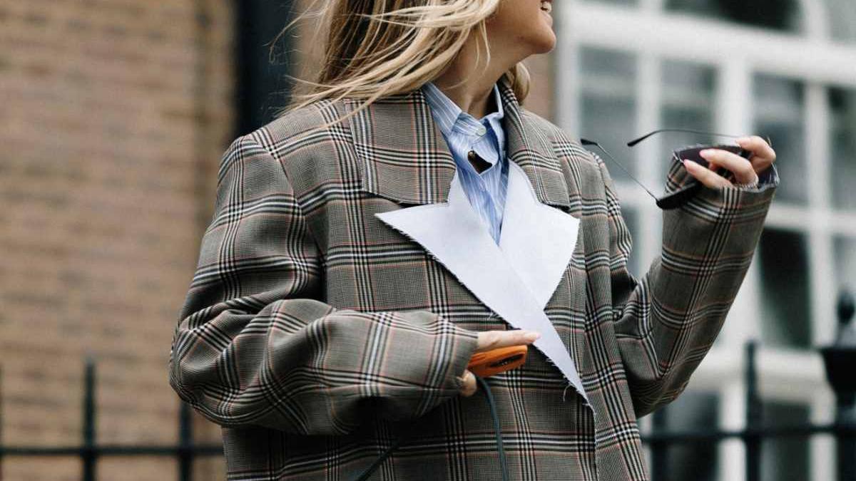 La blazer que destacará en el 'street style' es de Sfera y completará tu selección más exquisita