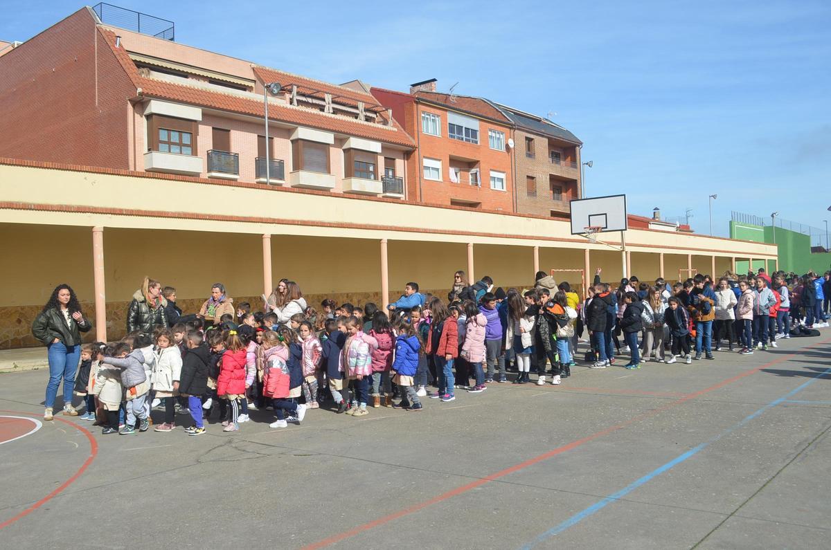 Alumnos de Virgen de la Vega situándose para representar un gran lazo humano.