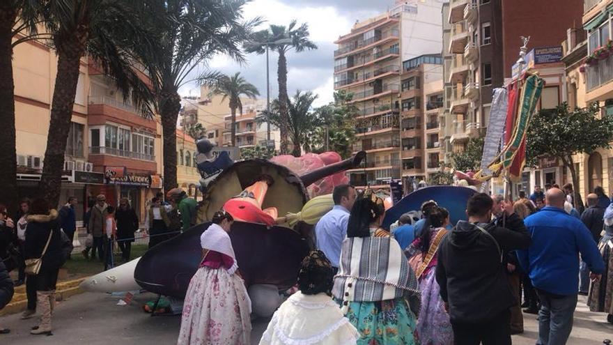 Una falla de Cullera no aguanta el temporal y se viene abajo