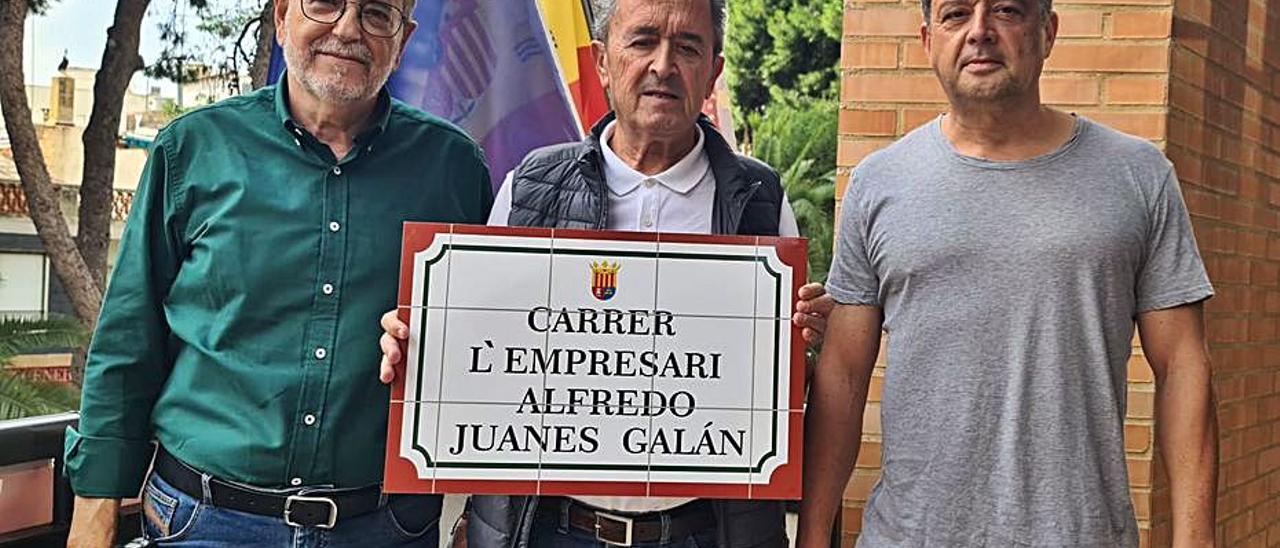 El alcalde con familiares de Juanes Galán. | A.A.