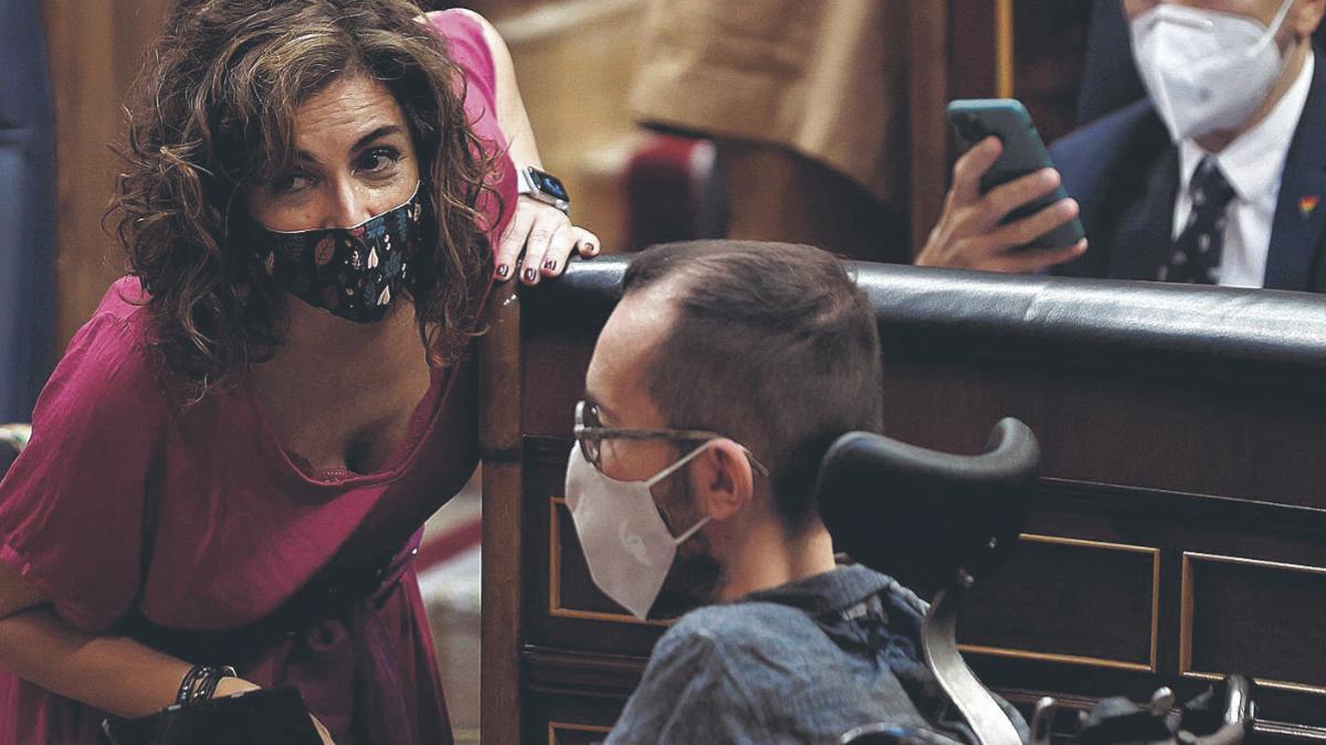 La ministra de Hacienda, María Jesús Montero, habla con Pablo Echenique (Podemos) el pasado miércoles en el Congreso. | | EFE