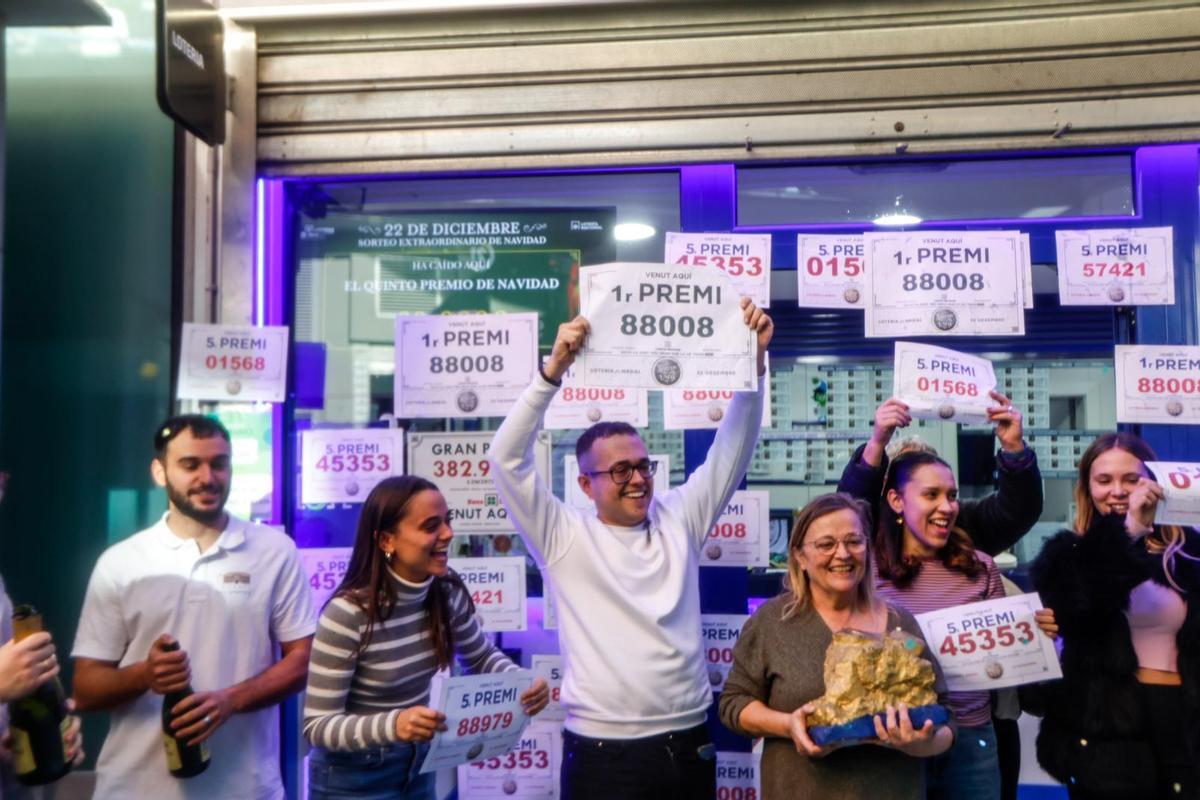 Un lotero de Las Arenas vende el Gordo y cuatro quintos premios de la Lotería de Navidad