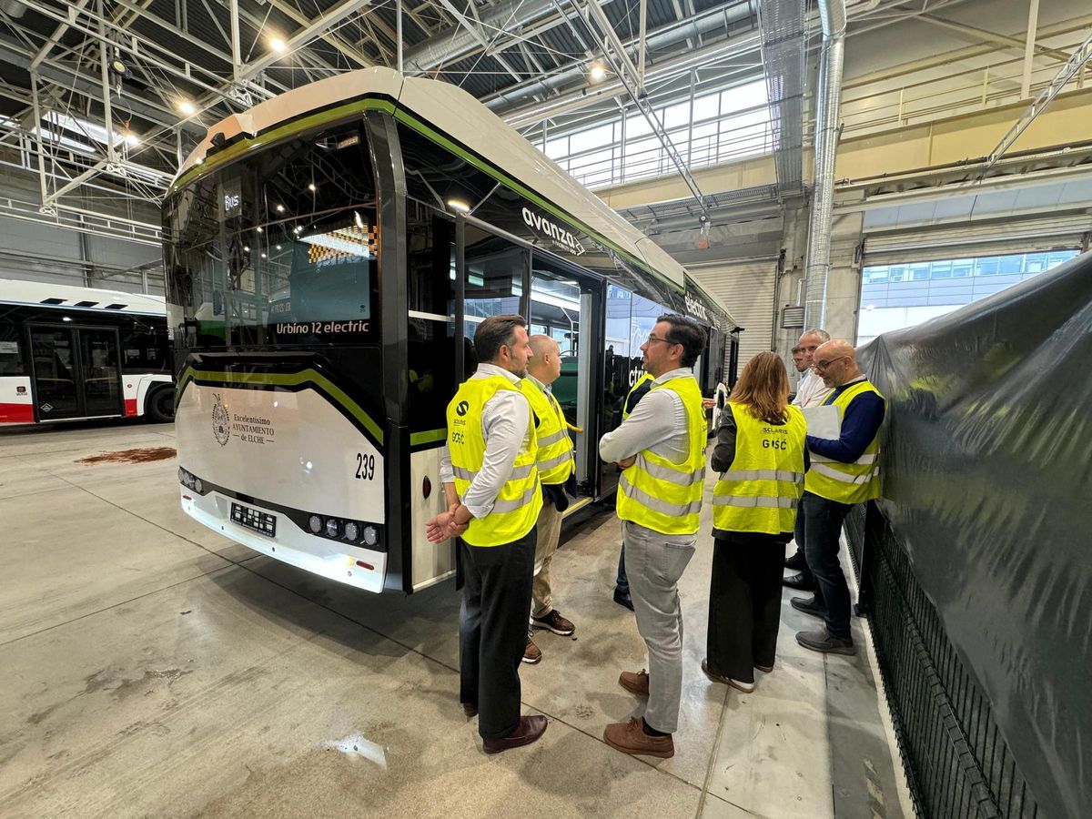 El alcalde visitó ayer la planta de producción de autobuses eléctricos polaca donde se han adquirido los nuevos transportes