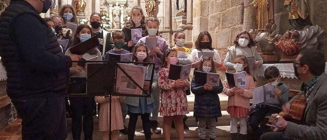 Una de las agrupaciones participantes en el festival benéfico de Simes.  | // FDV