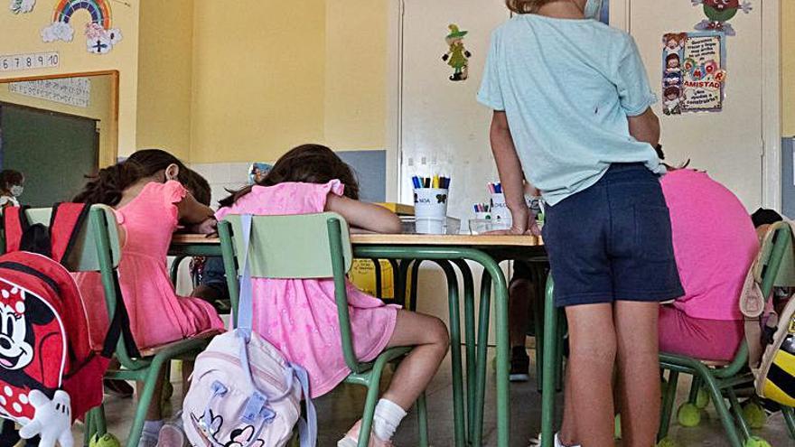 Niños en su primer día de clase en el aula. | Jose Luis Fernández