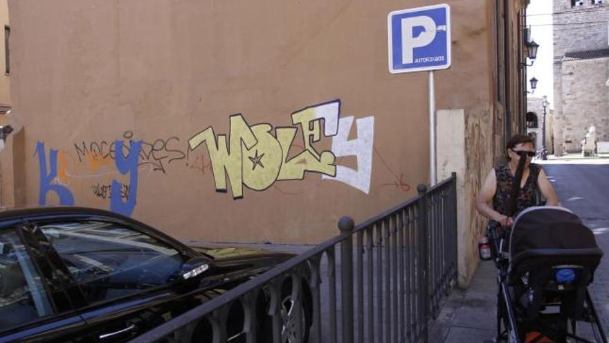 Una pintada en un inmueble del casco antiguo de la capital.