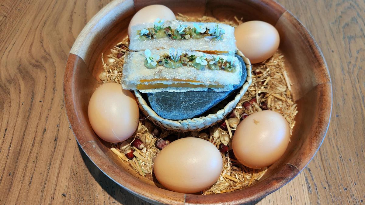 El bocadillo crujiente de yema fermentada de L'Antic Molí.