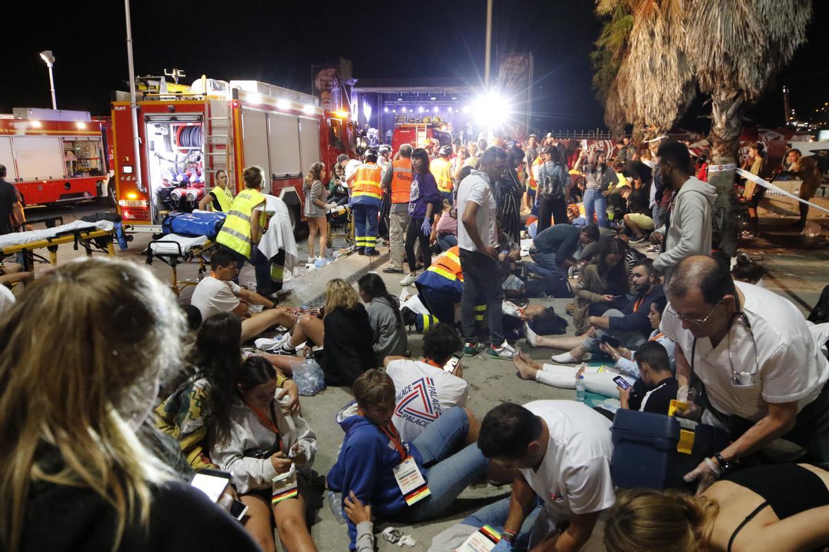 DECENAS DE PERSONAS RESULTARON HERIDAS AL DERRUMBARSE, AL FILO DE LA MEDIANOCHE, EL PASEO DE MADERA DE AS AVENIDAS ( VIGO ) EN UNO DE LOS CONCIERTOS DEL FESTIVAL &quot;O MARISQUIÑO &quot; . LA PLATAFORMA SE DERRUMBO AL COMIENZO DE LA ACTUACION DEL CANTANTE &quot;RELS B&quot;, QUE PRESENCIABAN MILES DE PERSONAS. QUE CAYERON AL AGUA AL CEDER LAS VIGAS. SE VIVIERON ESCENAS DE PANICO Y CAOS ENTRE QUIENES INTENTABAN AYUDAR A LOS ATRAPADOS ENTRE LAS MADERAS Y EL MAR. LAS EMERGENCIAS ATIENDEN A LOS HERIDOS EN LA ZONA DEL SINIESTRO.