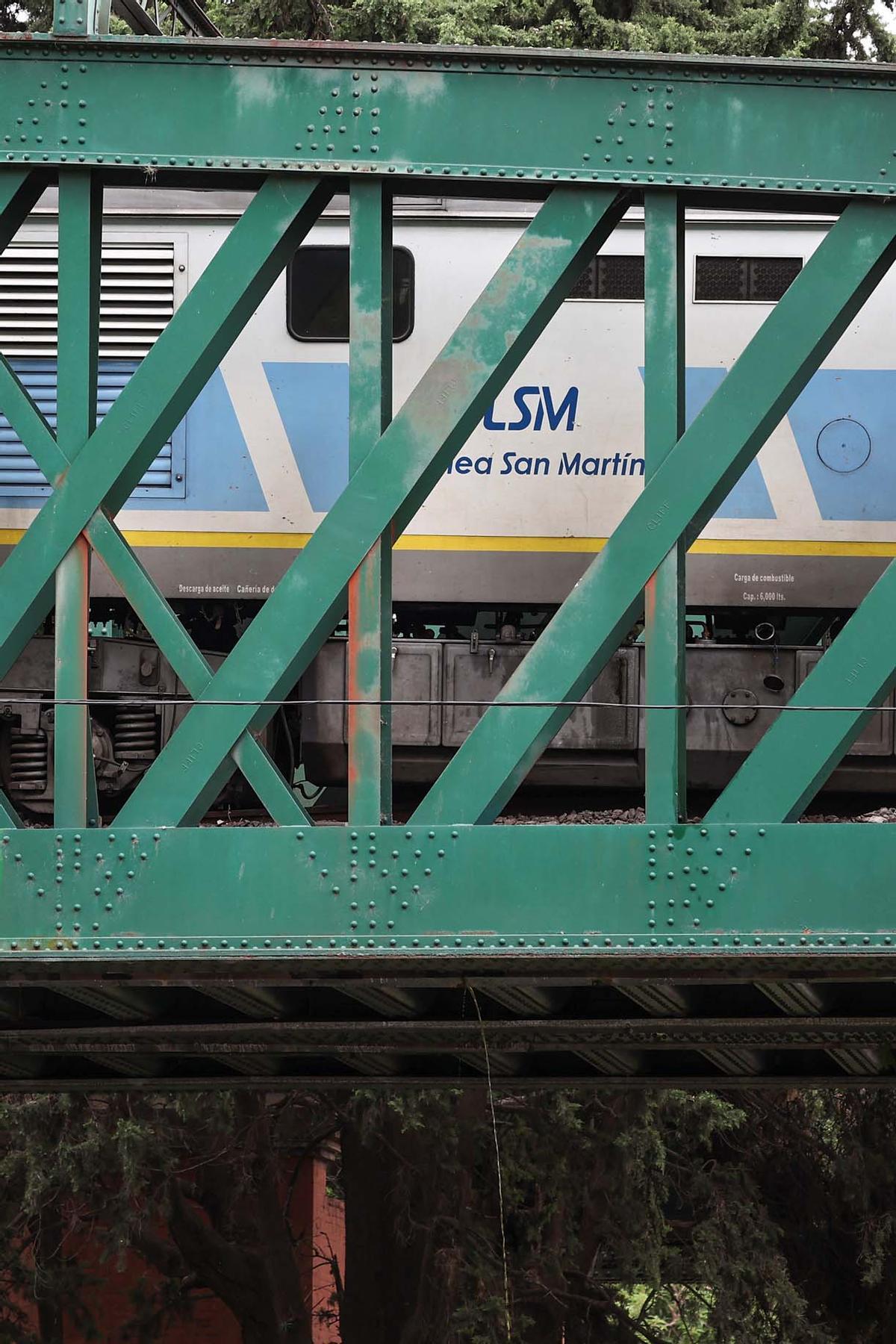 Tren de pasajeros se estrelló contra un tren de mantenimiento en Buenos Aires, dejando al menos 30 personas hospitalizadas, dos de las cuales estaban en estado grave