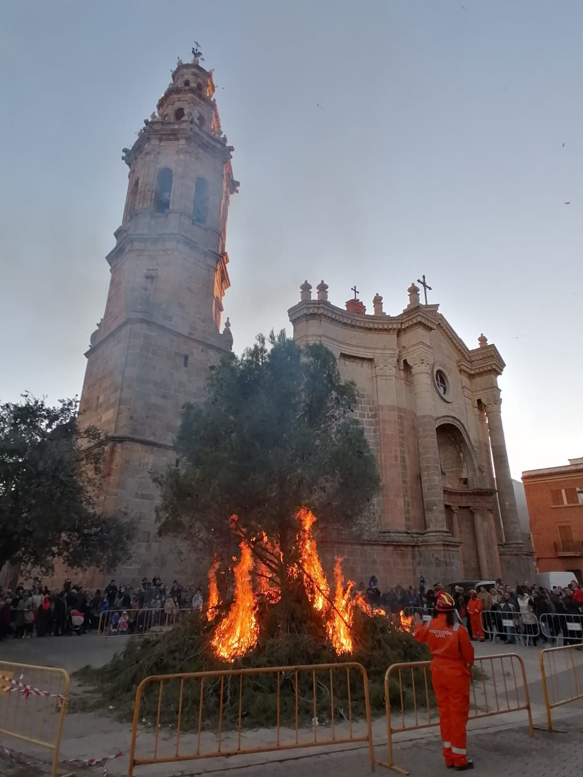 La Vall recupera su multitudinario pasacalle de Sant Antoni