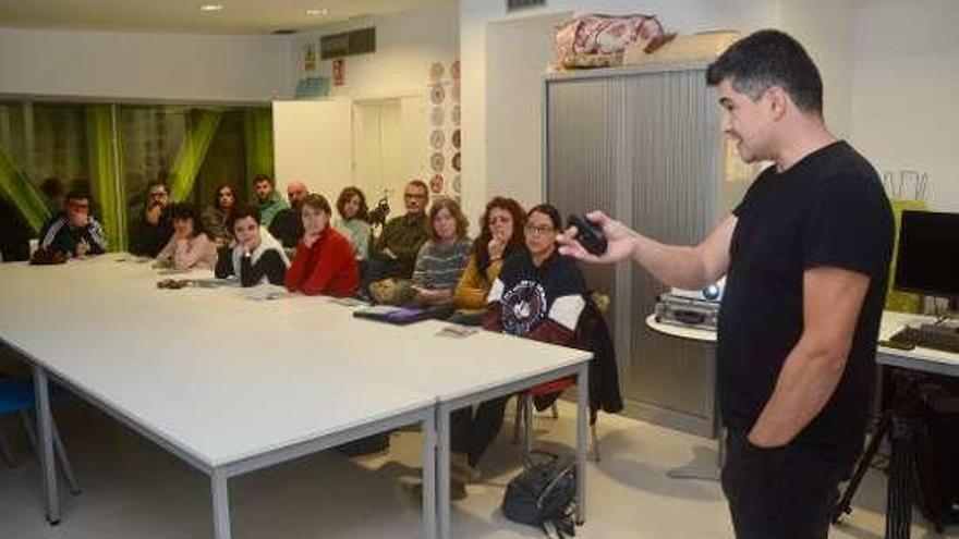 Aragunde, con los alumnos del taller. // Rafa Vázquez