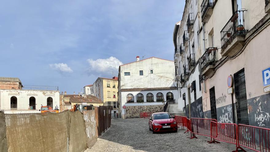 Los aparcamientos regresan a la calle Zapatería de Cáceres tras las demoliciones