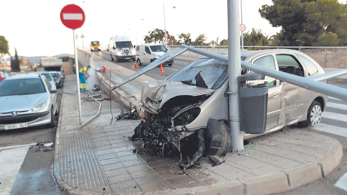 A la mujer le pedían los daños de un accidente con su coche a su nombre. En la foto, imagen de archivo de un siniestro.