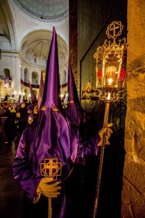 El Nazareno lució una nueva canastilla revestida de pan de oro y la parihuela de su trono original recién estrenada