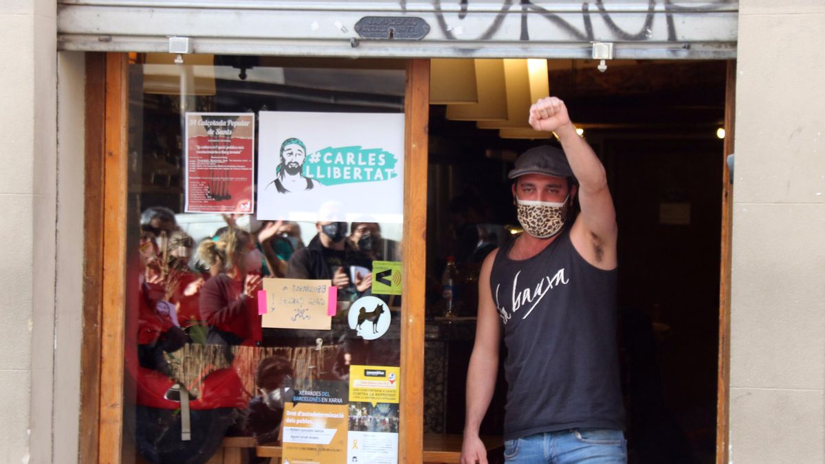 Sants celebra l’alliberament del veí arrestat durant les protestes Sants celebra l’alliberament del veí arrestat durant les protestes