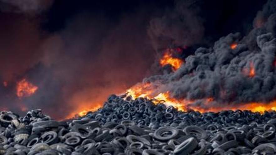 Un incendi arrasa el major cementiri de pneumàtics d&#039;Europa