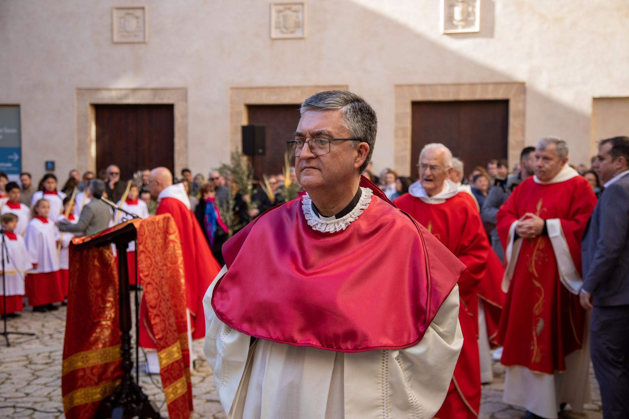 El obispo de Mallorca, Sebastià Taltavull, da el ‘sus’ al Domingo de Ramos, con la la bendición de los ramos y una misa en la Seu