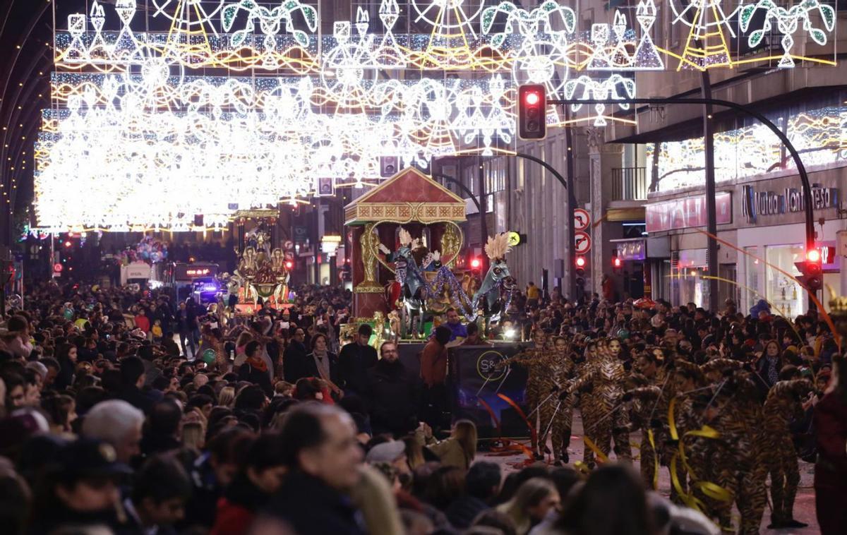 Cabalgata de Reyes de Magos en 2021, a su paso por la Gran Vía de Murcia  | JUAN CARLOS CAVAL