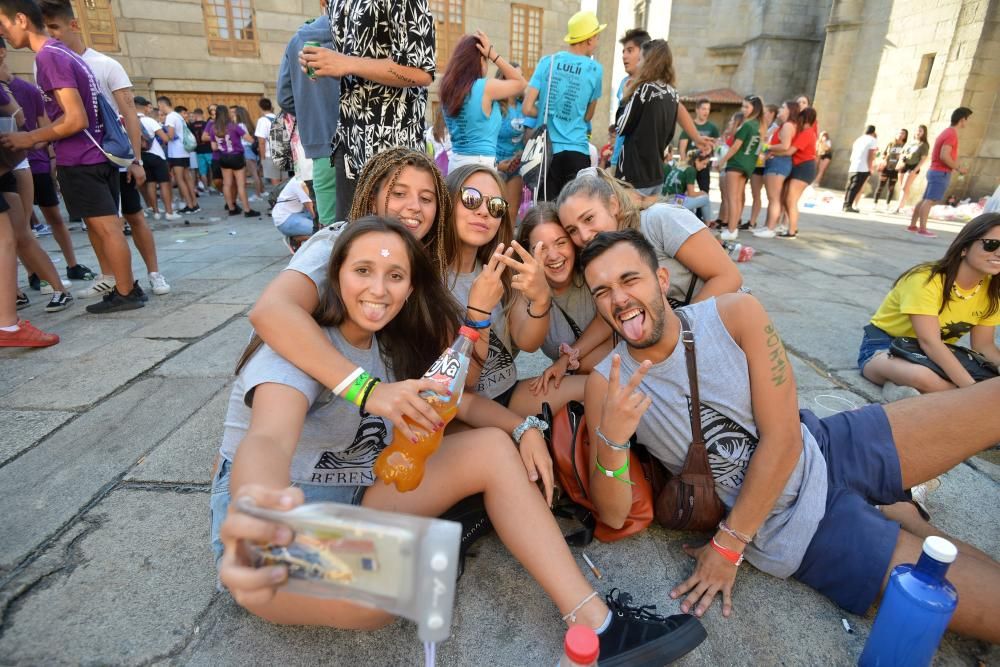 Cientos de jóvenes toman el centro histórico en la primera “noche de peñas” de 2017