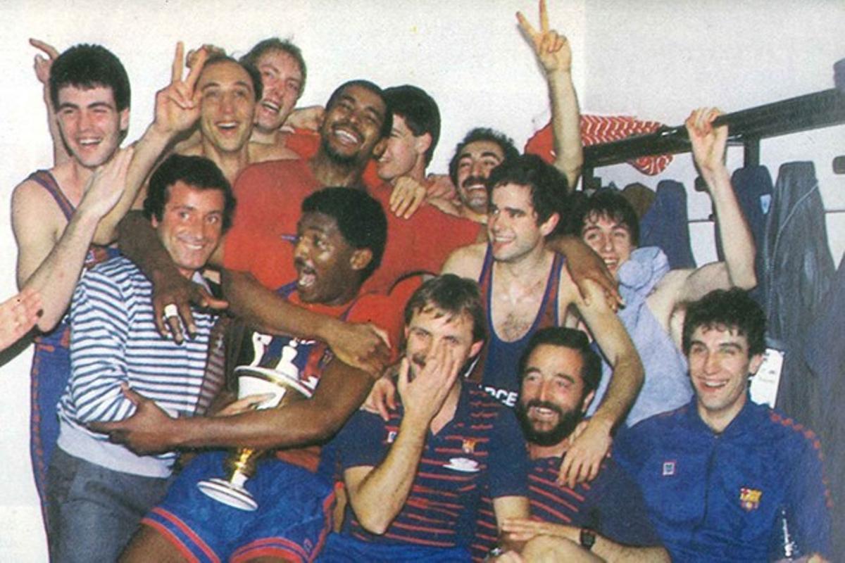 Los jugadores celebran en el vestuario la segunda Recopa consecutiva tras imponerse al Scavolini Pésaro