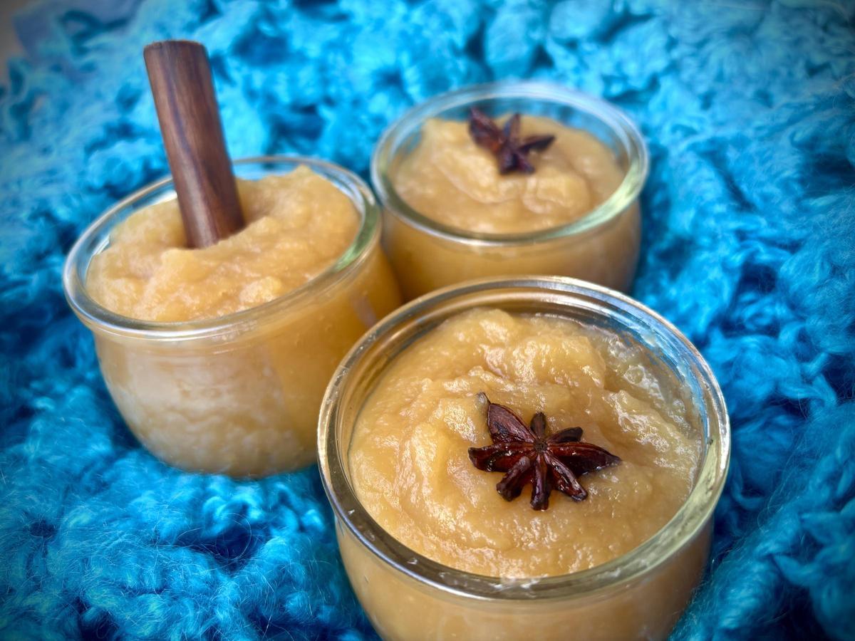 La compota de manzana, ya en tarritos individuales.