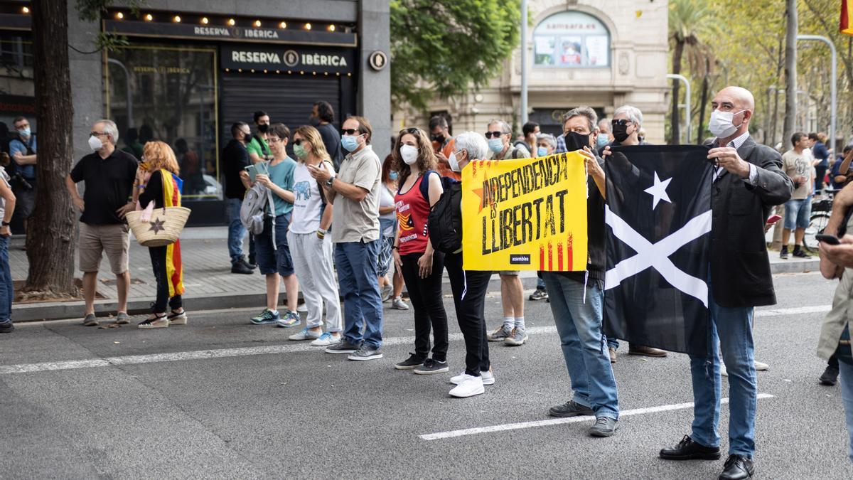 Manifestació a Barcelona en contra de la detenció de Carles Puigdemont a Itàlia