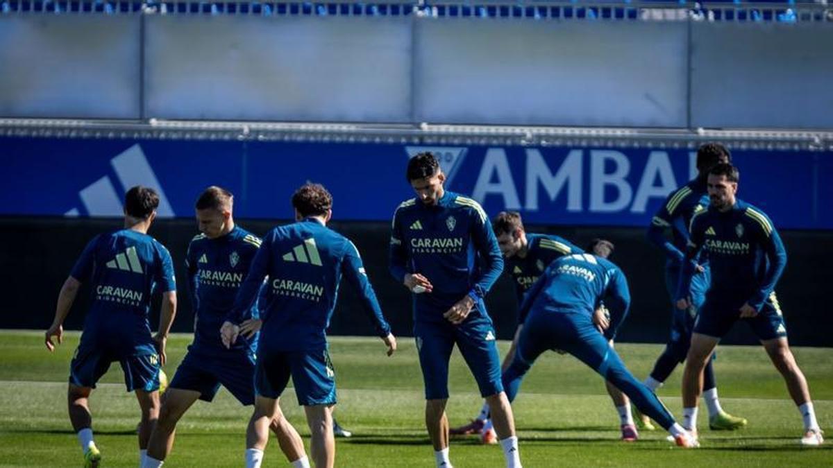 Kenan Kodro, en el centro de la imagen en el entrenamiento de ayer en el Ibercaja Estadio.
