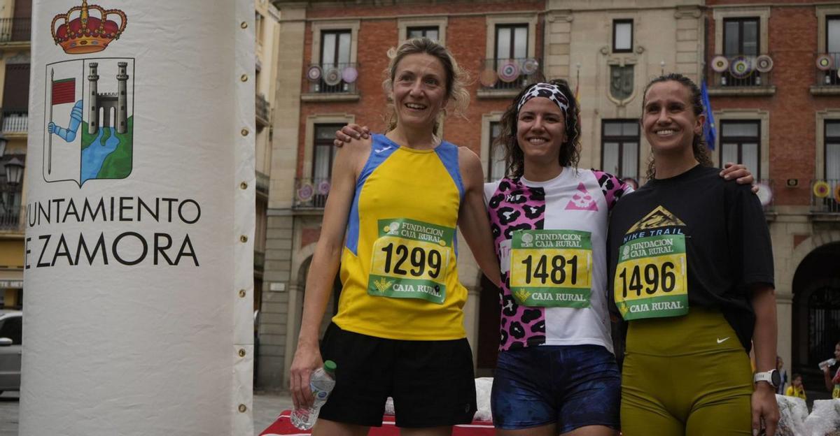 El trío vencedor de la general femenina: Montse Prieto, Víctoria Sánchez y Vicky Pérez. | J. L. F.