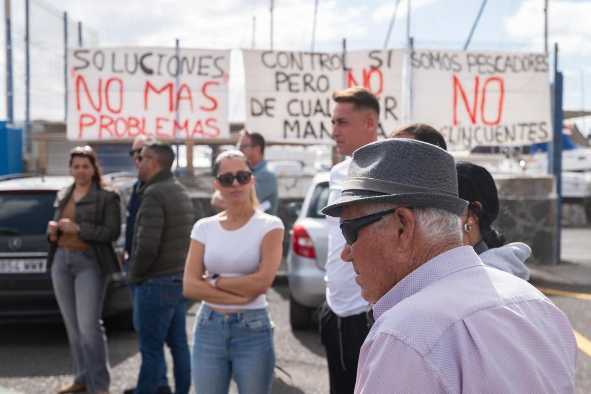 Pescadores se manifiestan en el puerto de Gran Tarajal, en Fuerteventura.