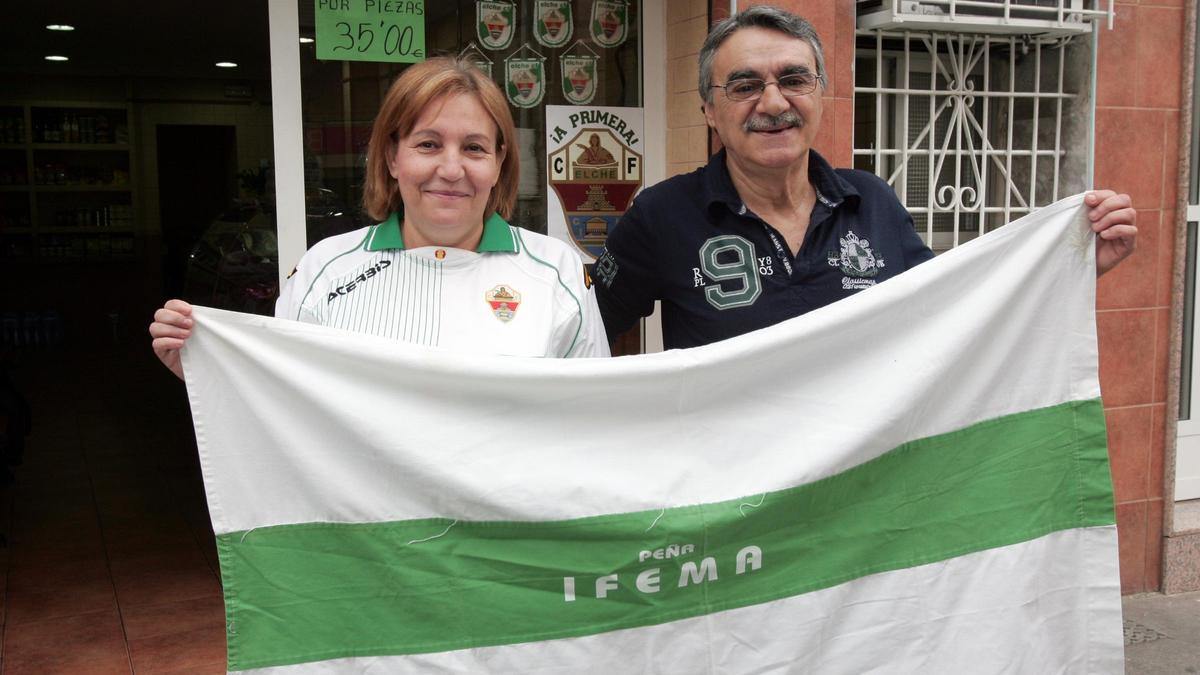 Paco Beltrán, junto a su esposa Fina Ayas, de la peña Ifema