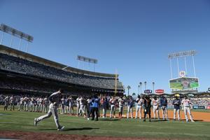 La MLB y los jugadores han sostenido varios encuentros en el proceso de negociación de este martes, fecha que previamente han establecido para lograr un acuerdo que les permita disputar el calendario completo de la temporada sin afectar el salario de los peloteros. Fotografía de archivo. EFE/EPA/CAROLINE BREHMAN