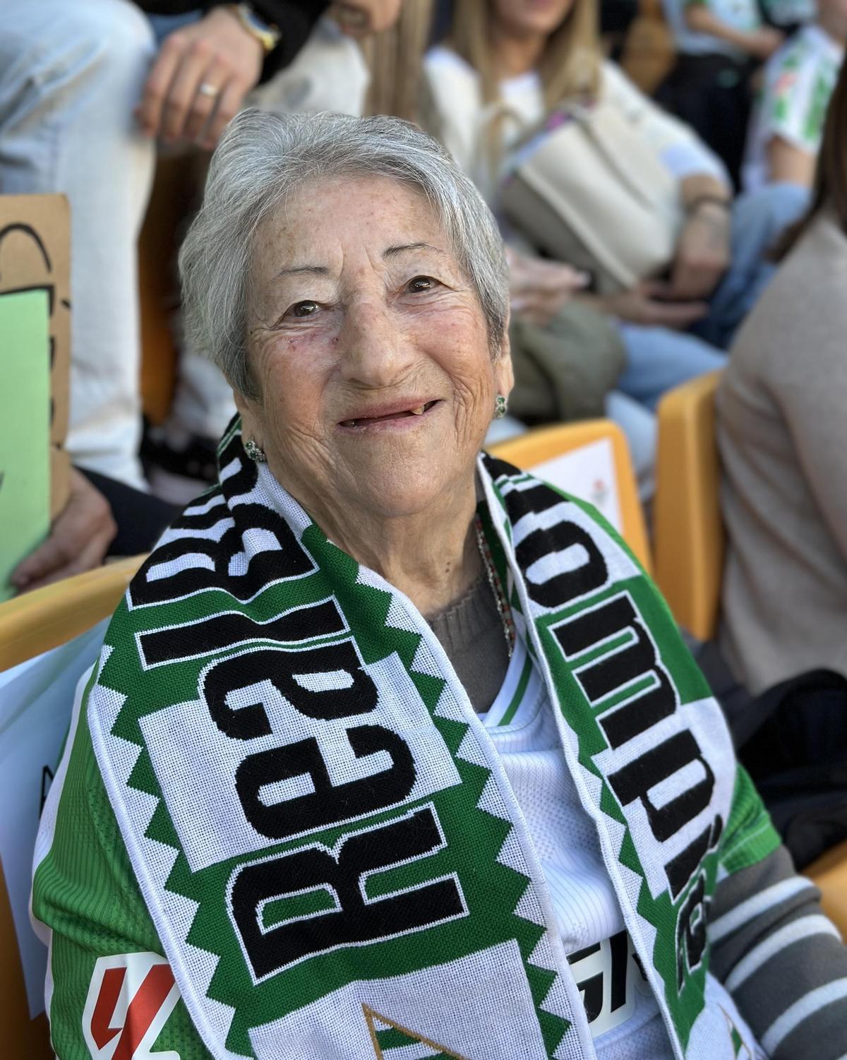 Aurora, con su bufanda del Betis