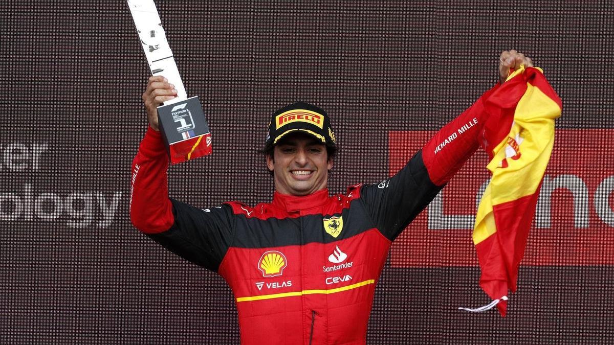 Carlos Sainz celebra su triunfo en Silverstone.