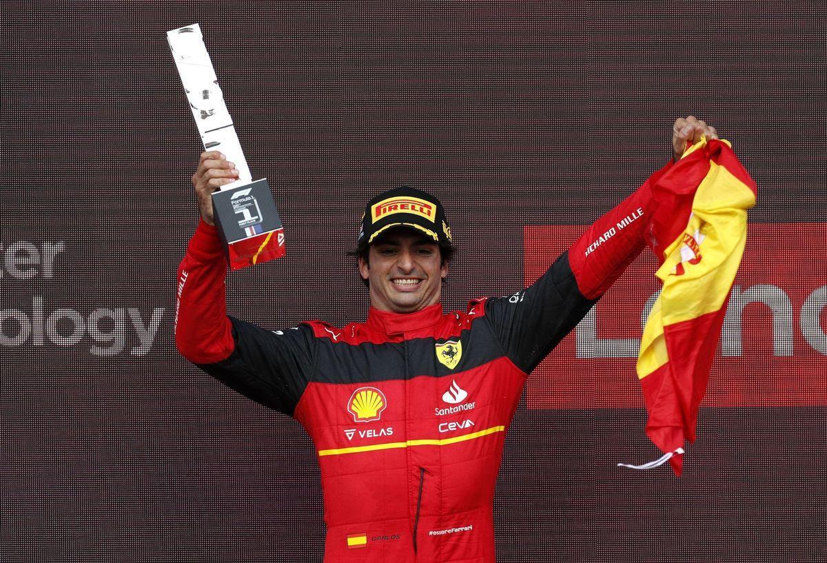 Carlos Sainz celebra su triunfo en Silverstone.