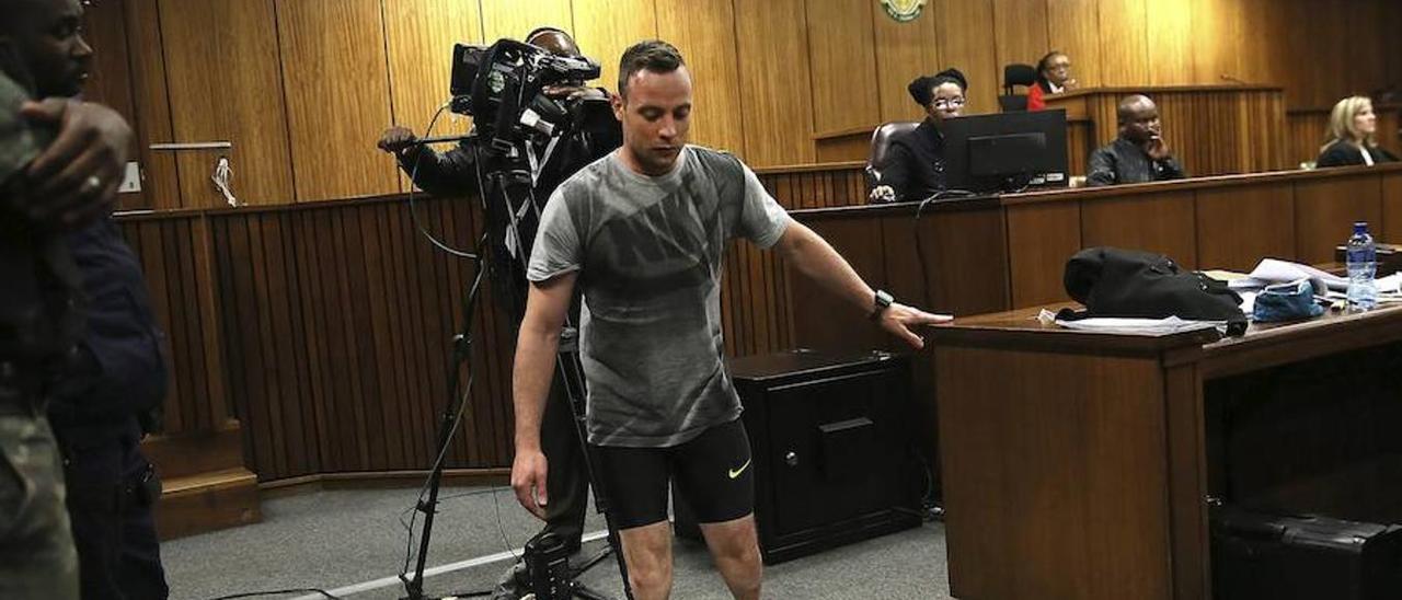 Pistorius, en el juicio en Pretoria, caminó sobre sus muñones para mostrar su vulnerabilidad. | EFE