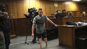 Pistorius, en el juicio en Pretoria, caminó sobre sus muñones para mostrar su vulnerabilidad. | EFE